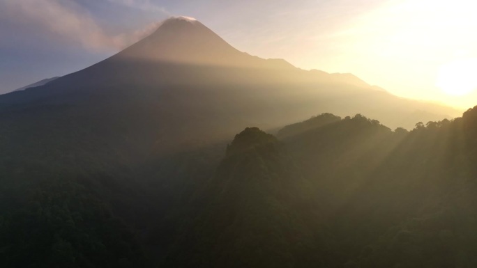 鸟瞰印尼爪哇默拉皮火山喷发的日出景象