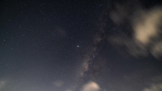 4K银河美丽的多云星空星空天文星系宇宙时间流逝