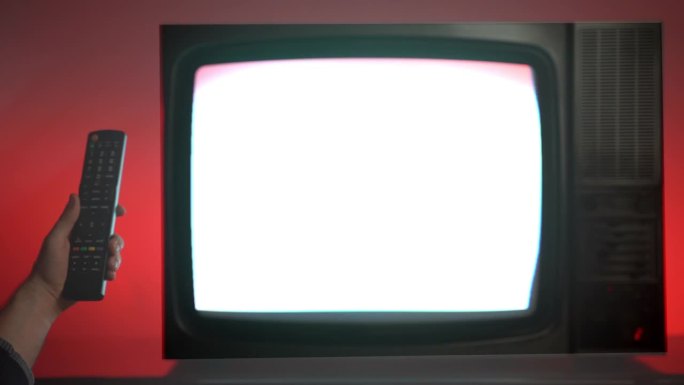 有人用遥控器换频道，红色背景的老式复古电视，坏电视显示屏上的横条纹闪烁，卫星信号不好，传输中断