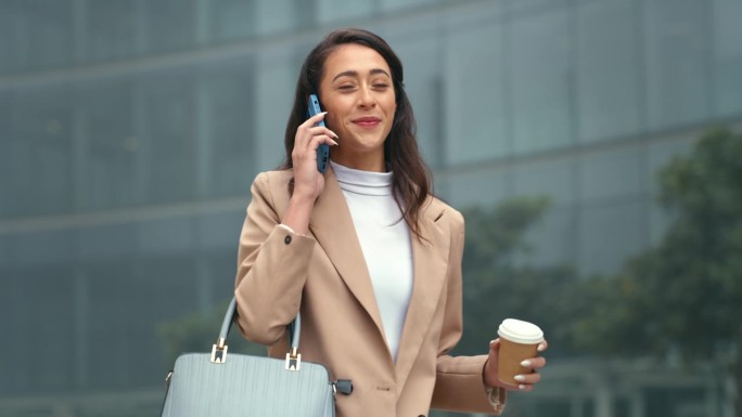 生意，电话，一个女人在城市里走着，在通勤途中喝着咖啡。快乐，社交和女性在智能手机聊天时笑，自信和专业