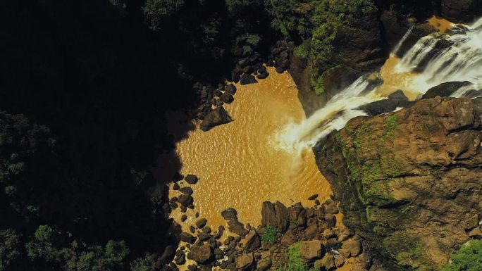 鸟瞰巴布亚新几内亚被洪水淹没的瀑布。