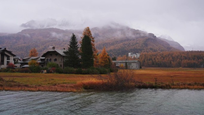 瑞士秋天，西尔瓦普拉纳湖畔的村庄