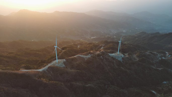 广西柳州融水县，阳光里的的风力发电机