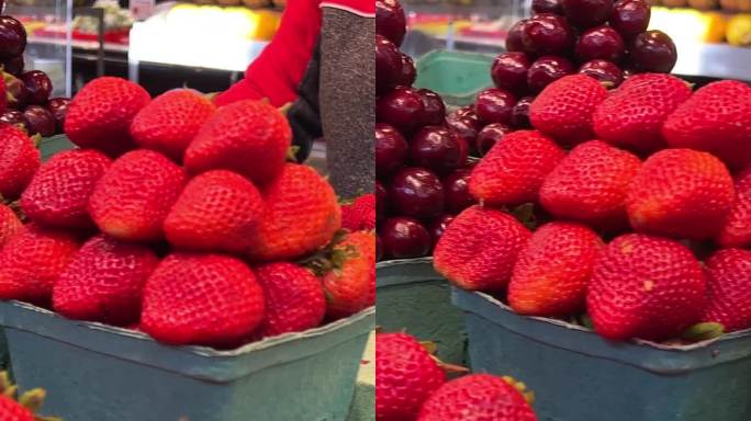 许多装有大量草莓的容器。花园草莓是一种广泛种植的草莓属杂交品种。