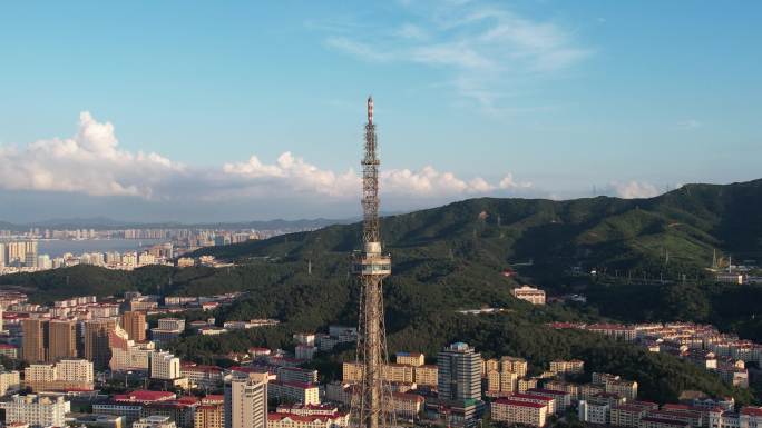 后退航拍威海电视塔与里口山城市街景