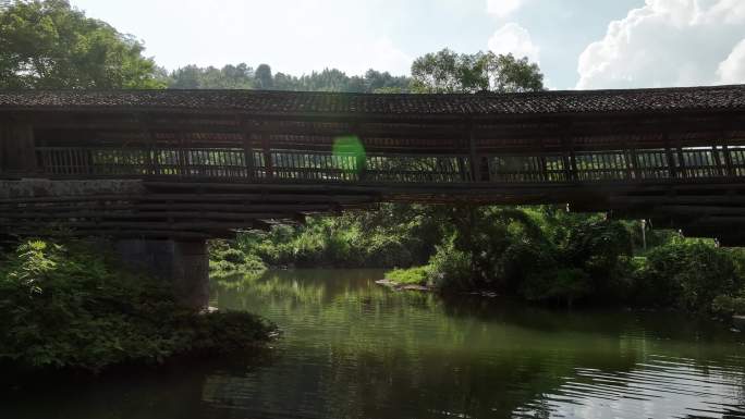 桂林乡村河流上古老的风雨桥