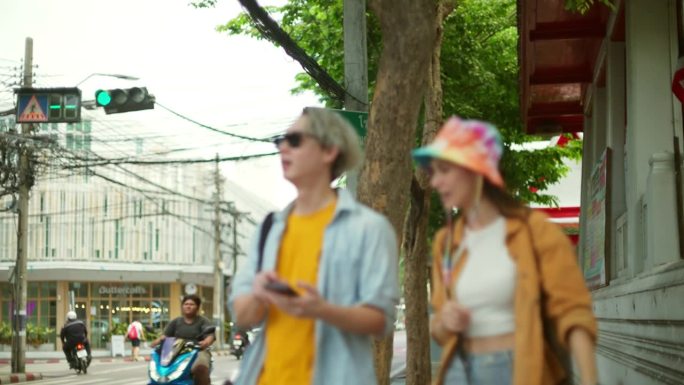 一名游客和他的夫妇在周末游览曼谷。