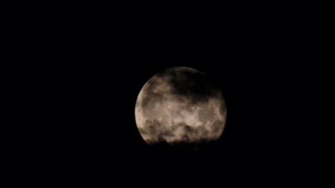 黑色不祥的云在一轮圆月的背景下漂浮。月亮渐渐浮在黑色的天空中。一个美丽的月夜，在没有星星的黑暗天空中