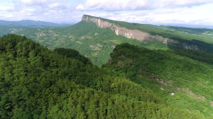 景区山顶乌云散去航拍