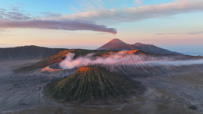 空中无人机日出场景移动的云，雾和烟雾的喷发覆盖火山Mts. Bromo, sememeru, Bat