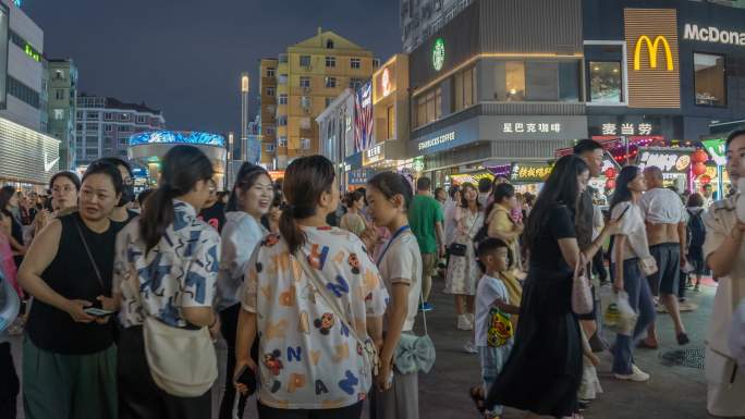 青岛台东步行街夜景人流