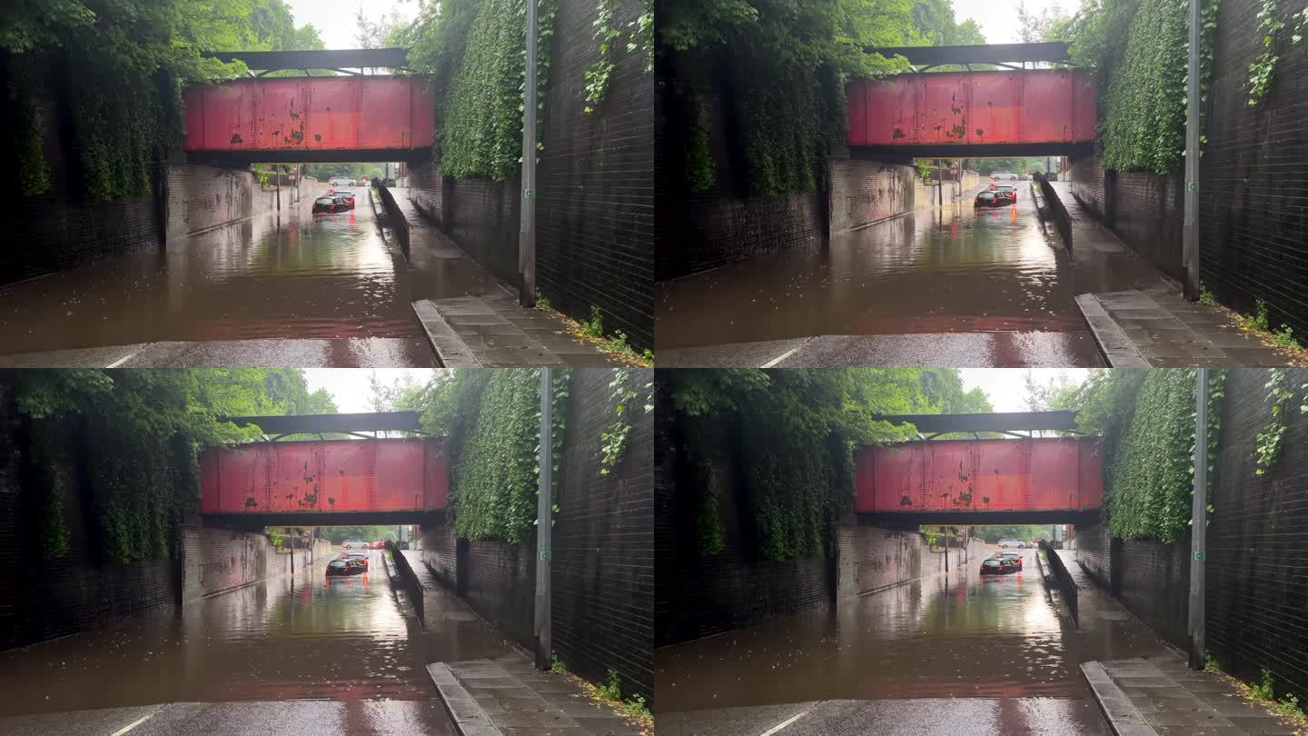 两辆汽车被困在桥下的洪水中
