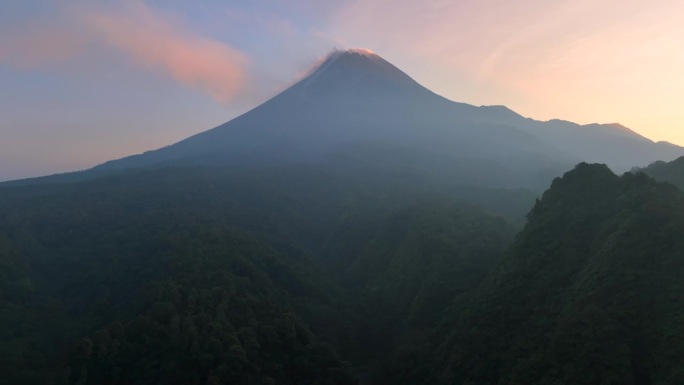 鸟瞰印尼爪哇默拉皮火山喷发的日出景象
