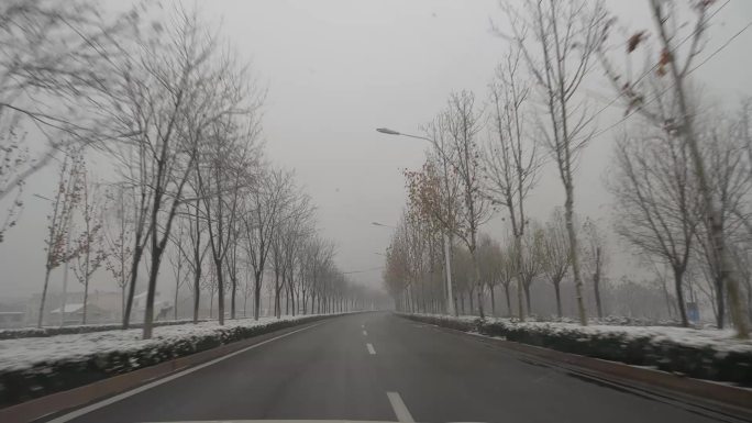 汽车行驶在下雪的道路上