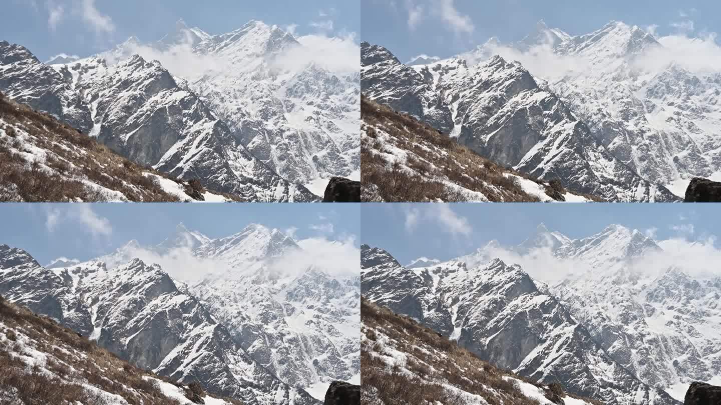 从尼泊尔安纳普尔纳地区的马查普查尔大本营(海拔3700米)看到的马查普查尔山(或鱼尾山)。