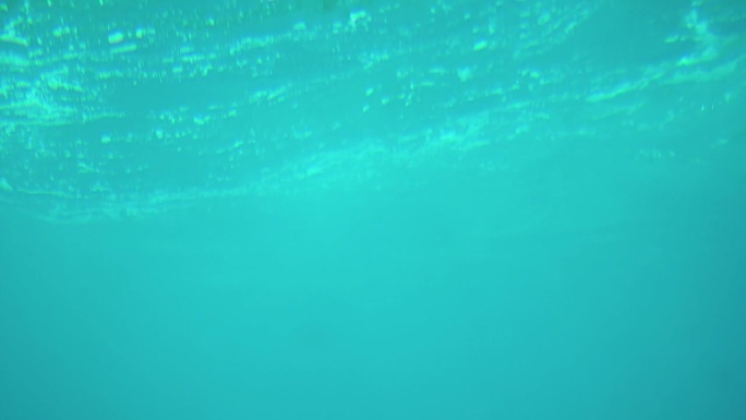 水下的海面和清澈的蓝色海水