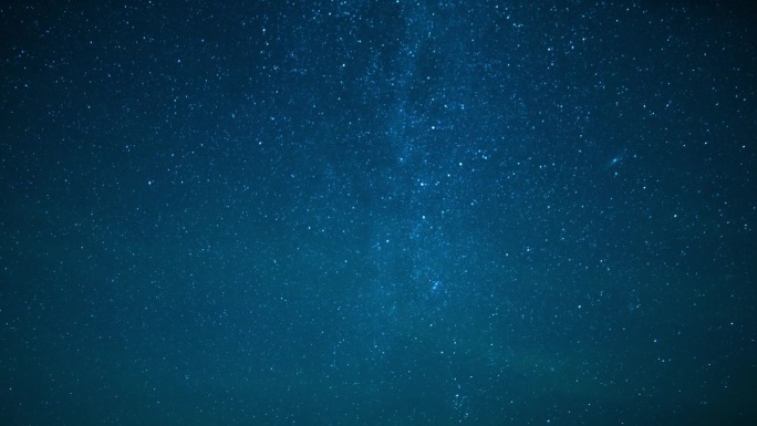 英仙座流星雨气辉银河系24mm北部天空以上的内华达山脉山脉美国加州延时蓝色