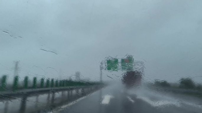 实拍下雨天高速路上车辆行驶雨刮器4