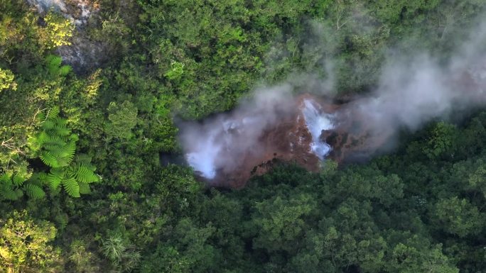 空中无人机拍摄的日出景象，热水从古农克卢德和蓝色火山口的岩石中落下，克卢德火山，Kediri，东爪哇