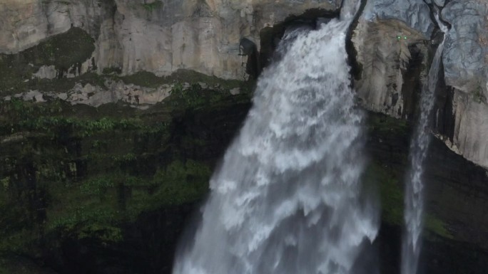 近距离拍摄的Coban Sriti瀑布在东爪哇，位于附近的玛琅，印度尼西亚