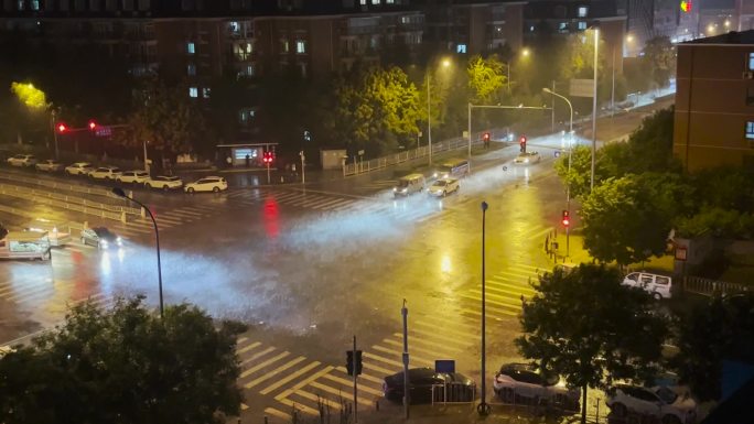 夜景大雨/倾盘大雨/大风暴雨/汽车/马路