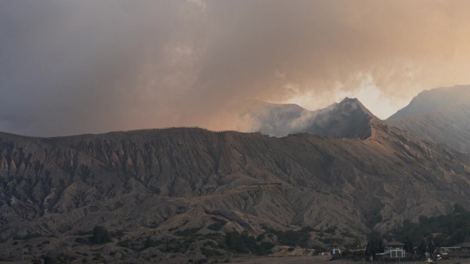 4k延时电影日落场景移动的云，雾和烟雾的喷发覆盖火山mt . Bromo, sememeru, Ba
