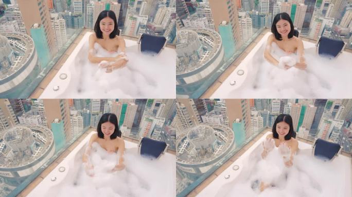 一名女子在屋顶的极可意热水浴缸中放松，俯瞰香港的高楼大厦。
