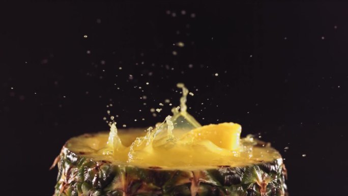 菠萝片落在半个菠萝表面的慢动作。