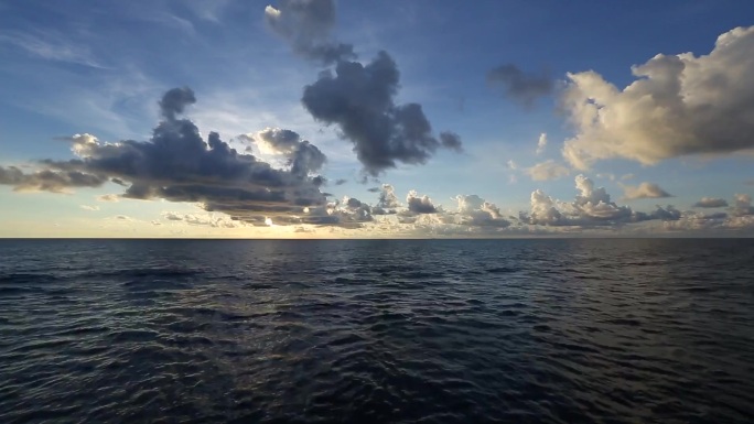 轮船在海面上行驶 海面水面波光粼粼 白云蓝天美景