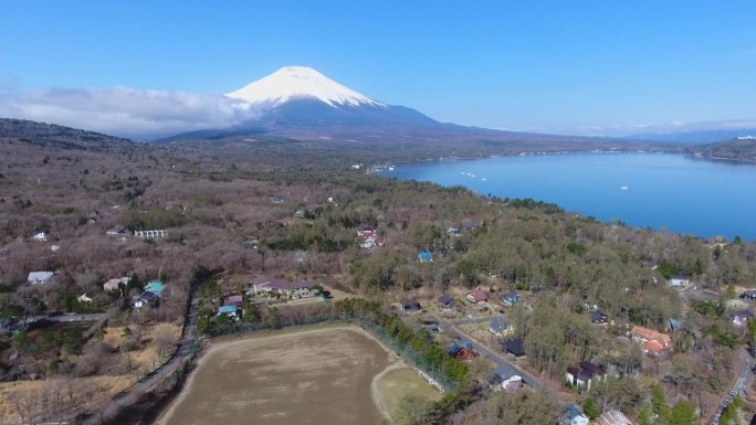 日本川口湖富士山的无人机鸟瞰图