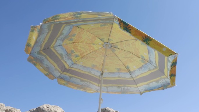 沙滩上伞的背景是蓝天