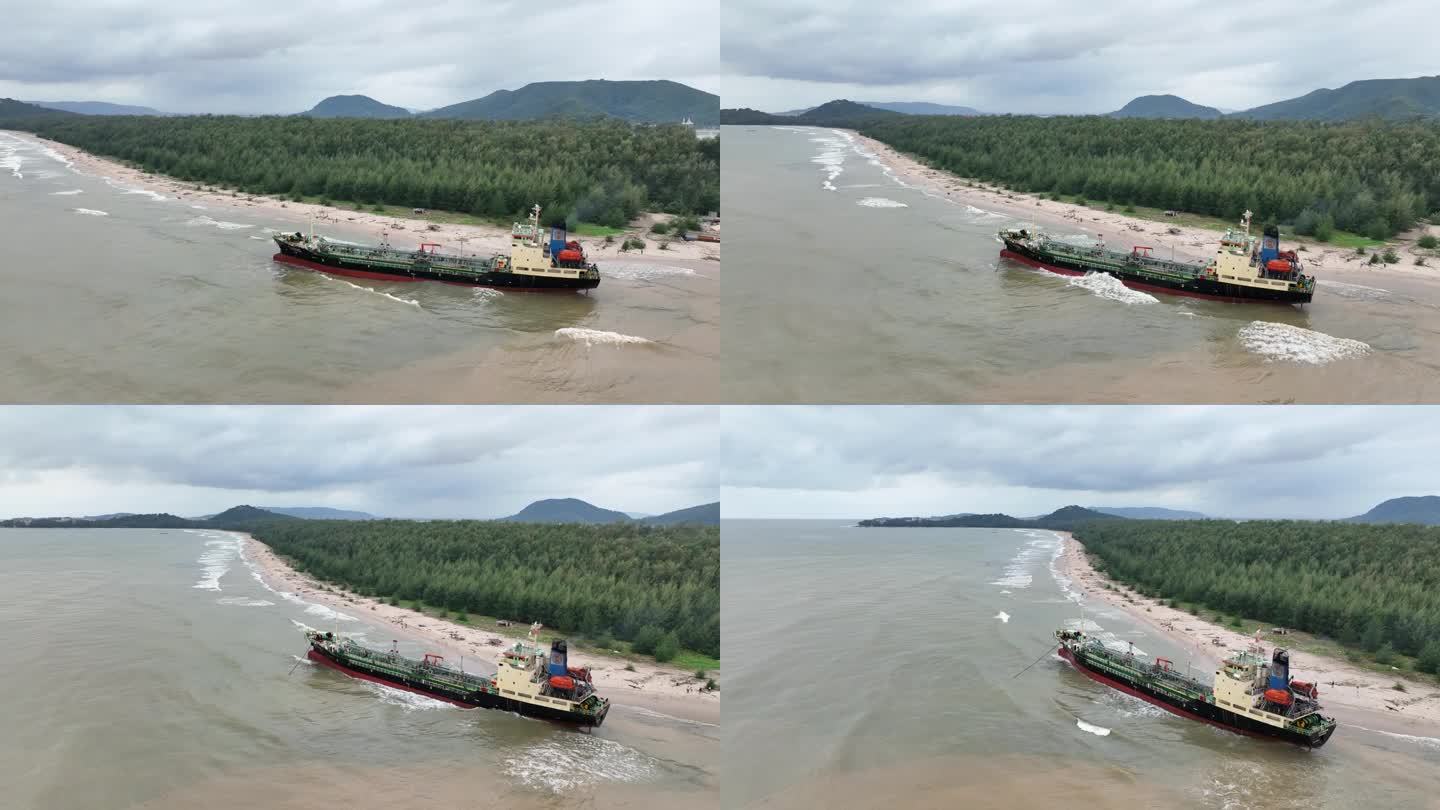 航拍无人机拍摄的画面:暴风雨过后，海浪将大型货船冲到靠近岛屿海岸的沙滩上