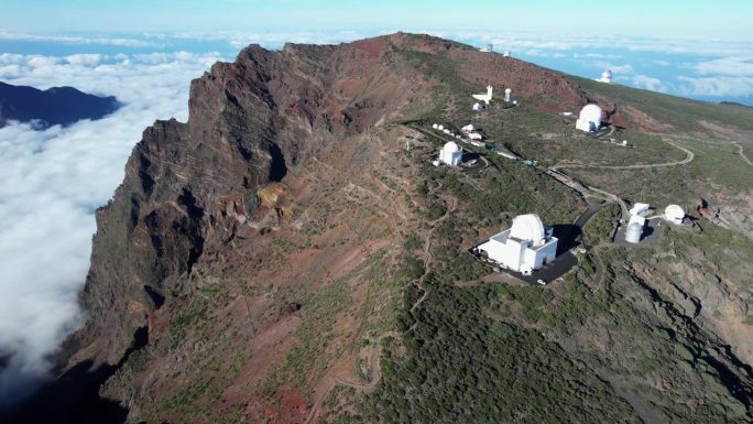 巨大的太空望远镜坐落在山顶的云层之上