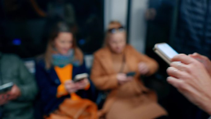 三个女人在火车里玩智能手机