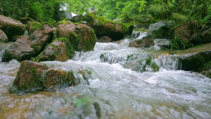 泉水从山上的岩石上流过