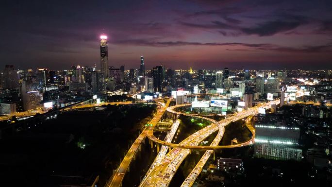曼谷夜间高峰时段交通路口和道路的空中建筑施工