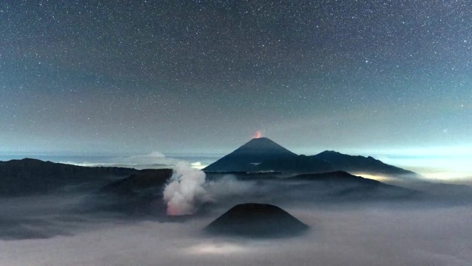 延时夜景移动的雾，云，银河和星星旋转在Bromo火山，东爪哇，印度尼西亚