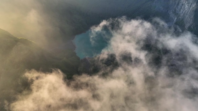 空中无人机拍摄的克鲁德火山日出场景和蓝色火山口，克鲁德火山，Kediri，东爪哇，印度尼西亚