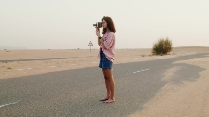 一个女人在沙漠里拍视频