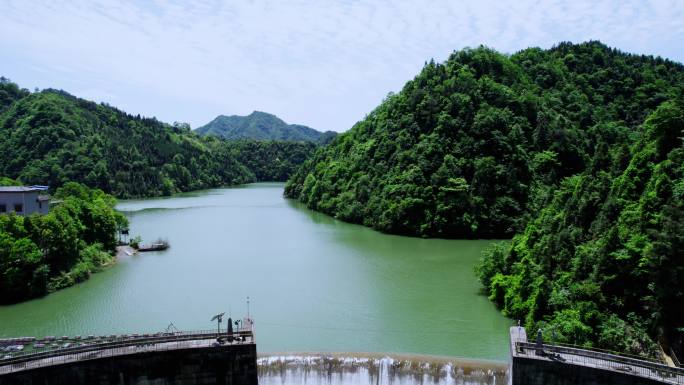 山野水库山间小溪