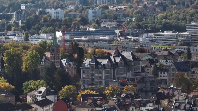 阳光明媚的一天飞越苏黎世市的老建筑前航拍全景4k瑞士