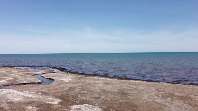 航拍青海湖仙女湾湖边飞鸟