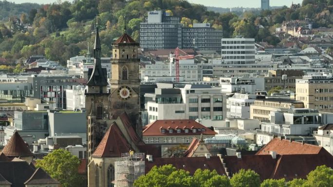 阳光明媚的日子斯图加特市中心著名的钟楼城市景观航拍全景4k德国