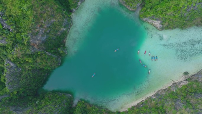 俯瞰玛雅海滩旅游地标的皮皮岛，泰国甲米。