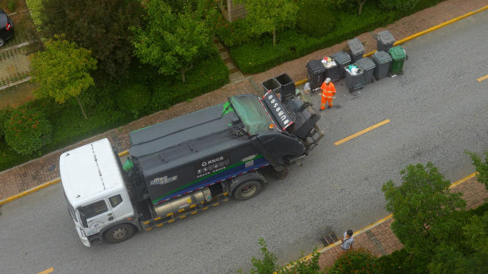 俯拍城市环卫工人，垃圾车收垃圾