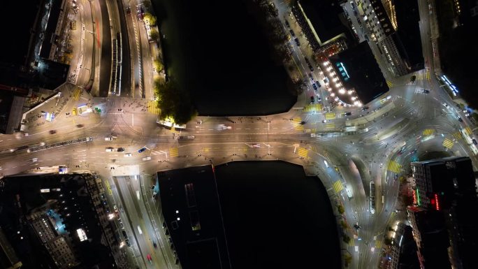 夜间照明苏黎世市滨河中心交通街广场电车站空中俯瞰全景4k延时瑞士