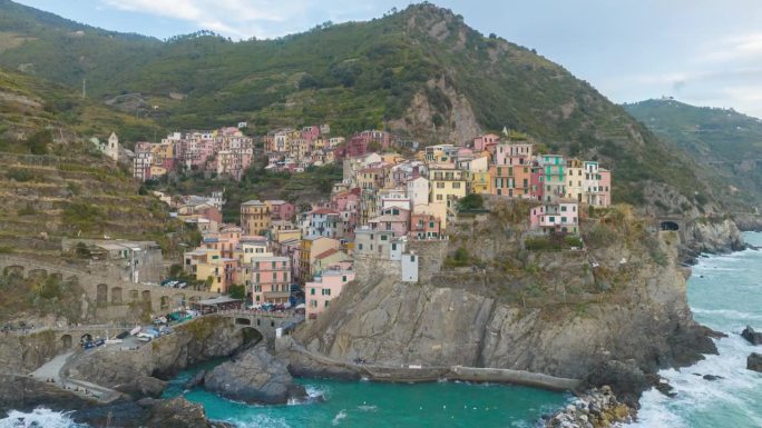 马纳罗拉彩色悬崖边小镇五渔村，意大利空中超俯。