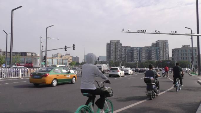 城市早晨街景骑行车流上班打拼高温炎热雾霾