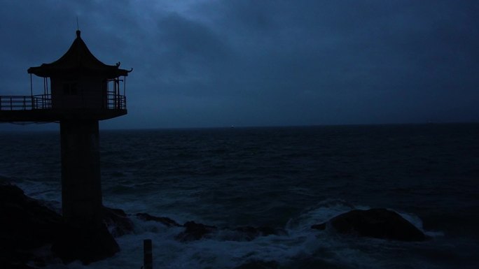 傍晚观望台看海水拍打礁石