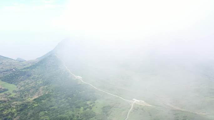 雾气笼罩的山顶